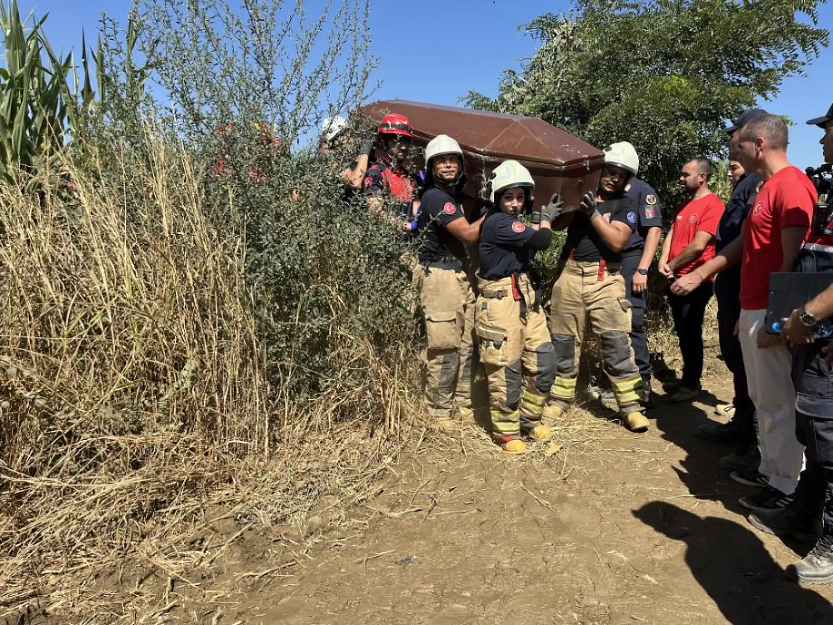 İzmir'de Eğitim Uçağı Mısır Tarlasına Düştü, Cenaze Çıkartıldı