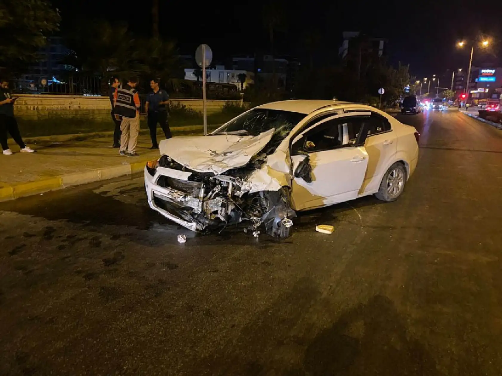 Kavşağa çıkan otomobili adeta biçti, sürücü araçtan fırladı: 3 yaralı