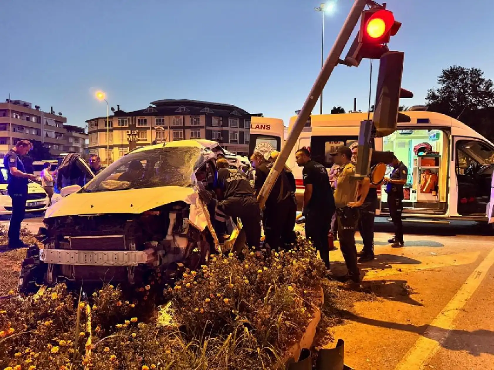 Kırmızı ışık ihlali kazayı da beraberinde getirdi: 3'ü ağır 6 yaralı