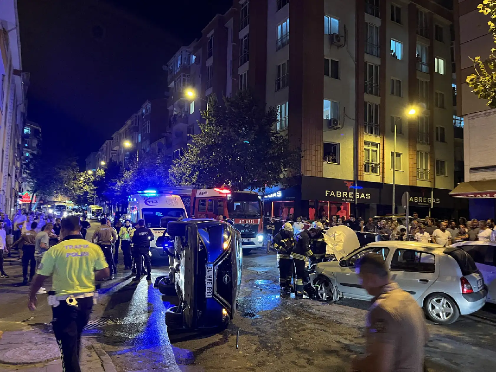 Zincirleme kaza: 3 araç birbirine girdi, ortalık savaş alanına döndü