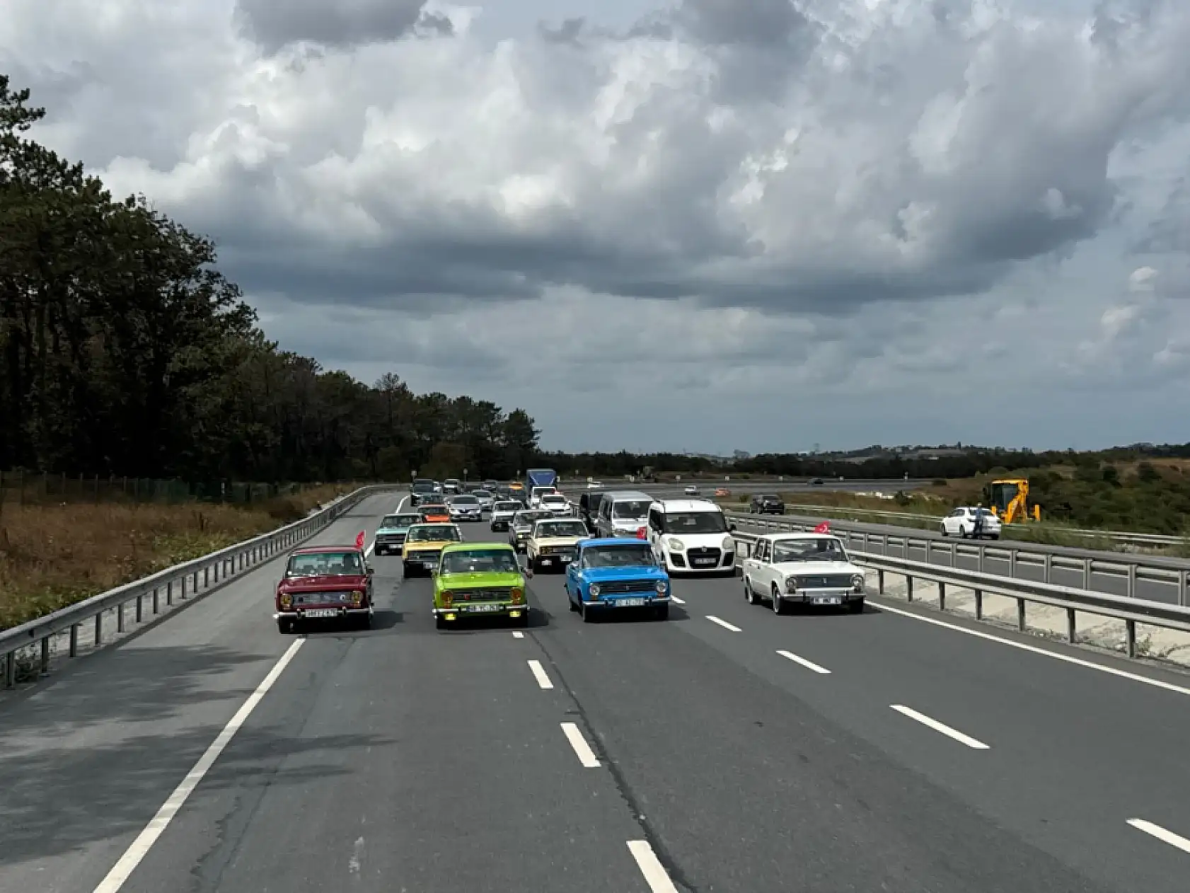 Klasik otomobil tutkunları Arnavutköy'de bir araya geldi