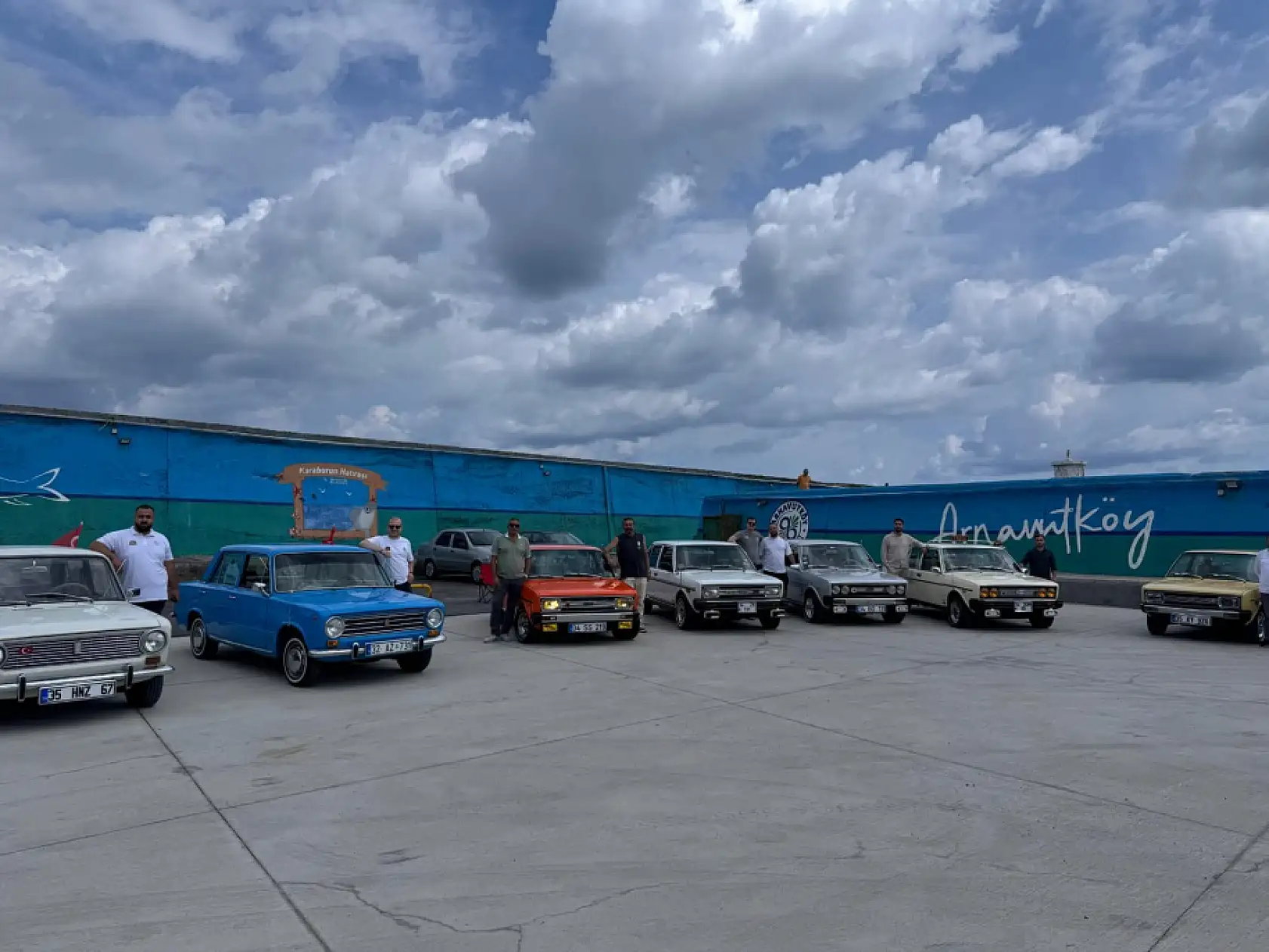 Klasik otomobil tutkunları Arnavutköy'de bir araya geldi