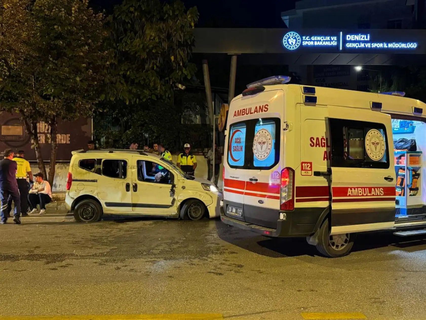 Otomobil 100 metre sürüklenip kaldırıma çarptı: 4 kişi yaralandı, 2 kişi olay yerinden kaçtı