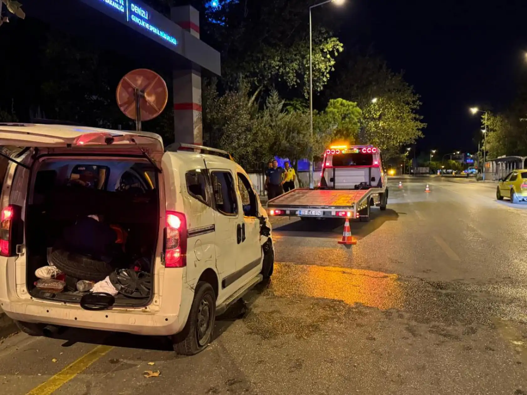 Otomobil 100 metre sürüklenip kaldırıma çarptı: 4 kişi yaralandı, 2 kişi olay yerinden kaçtı