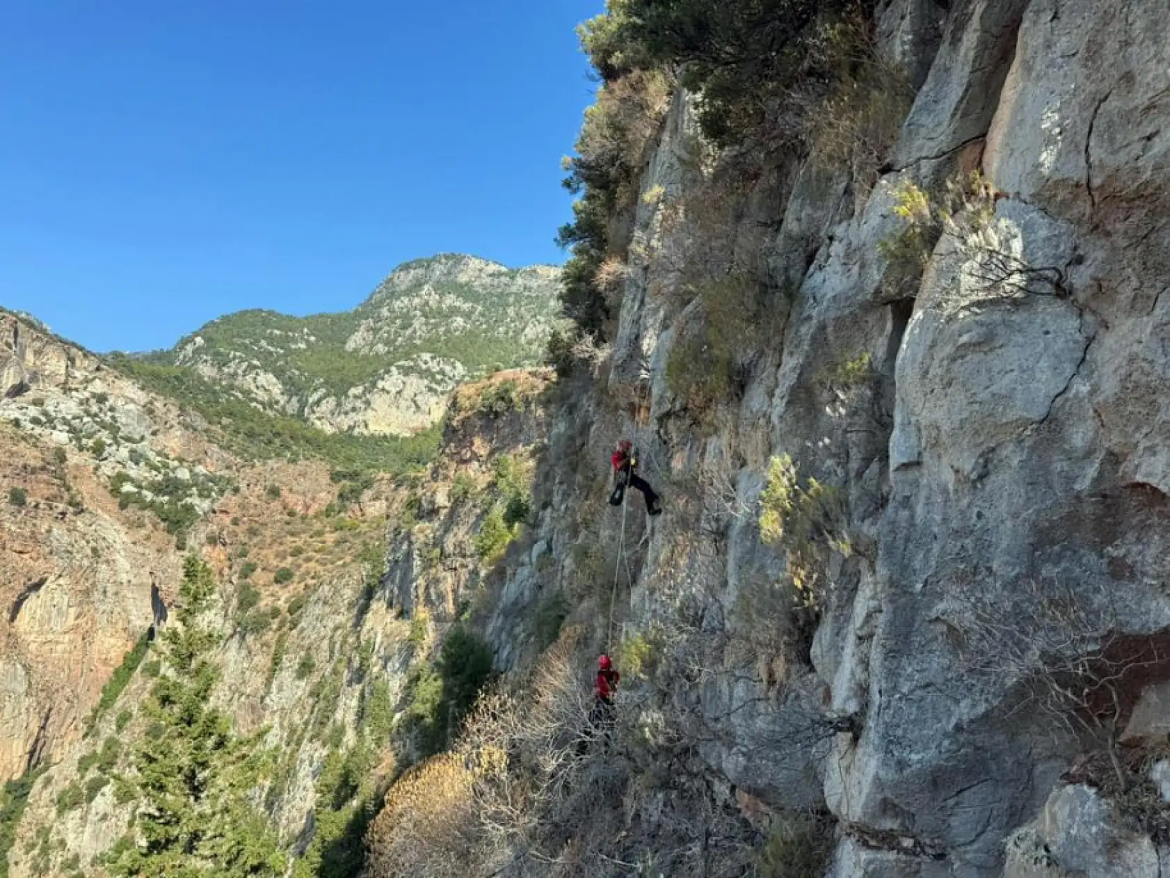Fethiye'de Kayalıklarda Mahsur Kalan Alman Turist Kurtarıldı
