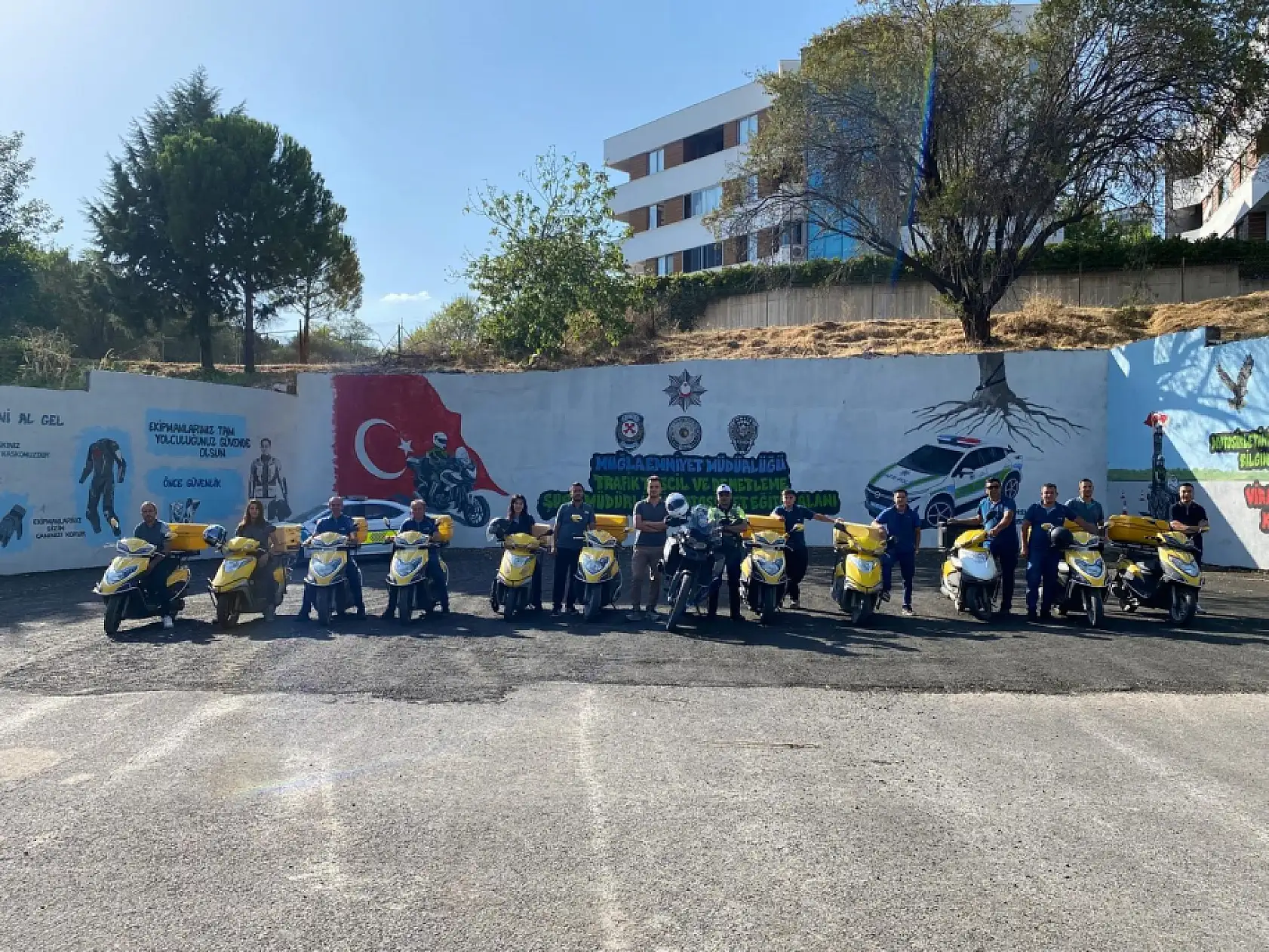Muğla'da motosikletli kuryelere güvenli sürüş eğitimi verildi