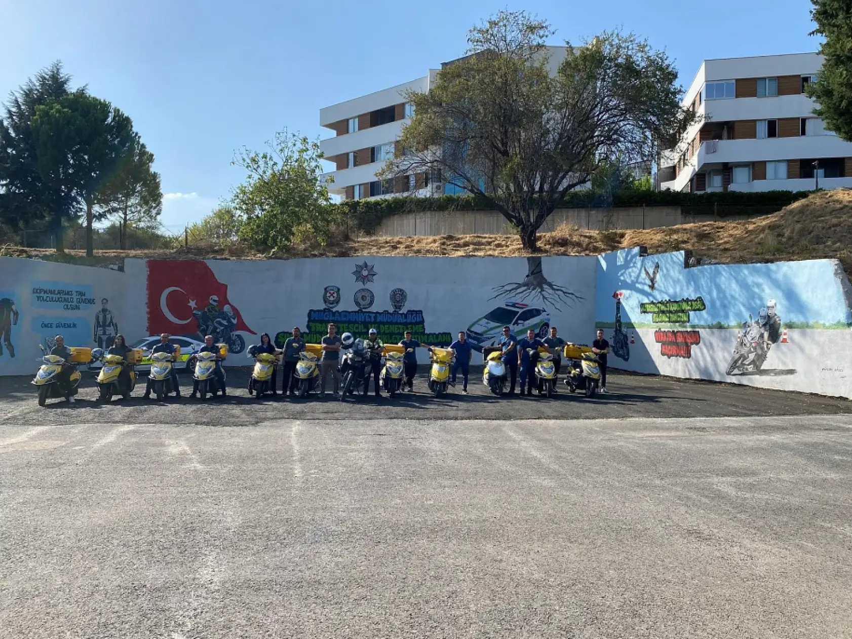 Muğla'da motosikletli kuryelere güvenli sürüş eğitimi verildi