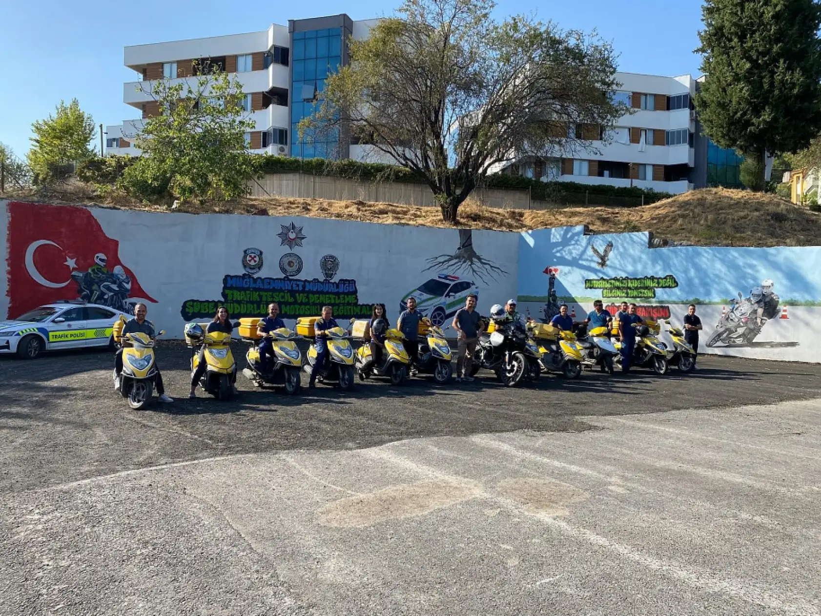 Muğla'da motosikletli kuryelere güvenli sürüş eğitimi verildi