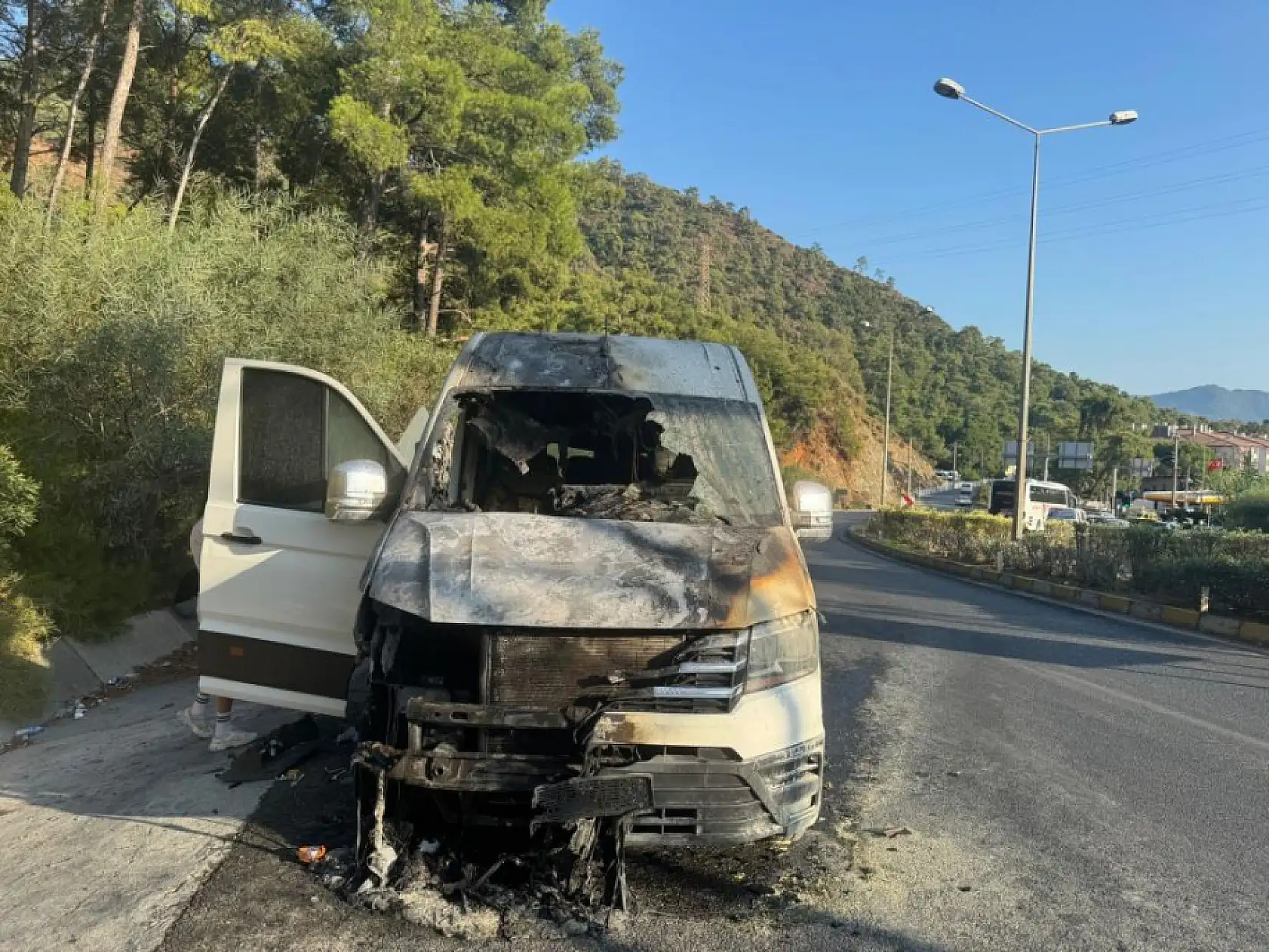 Marmaris'te turistleri taşıyan minibüs alev aldı