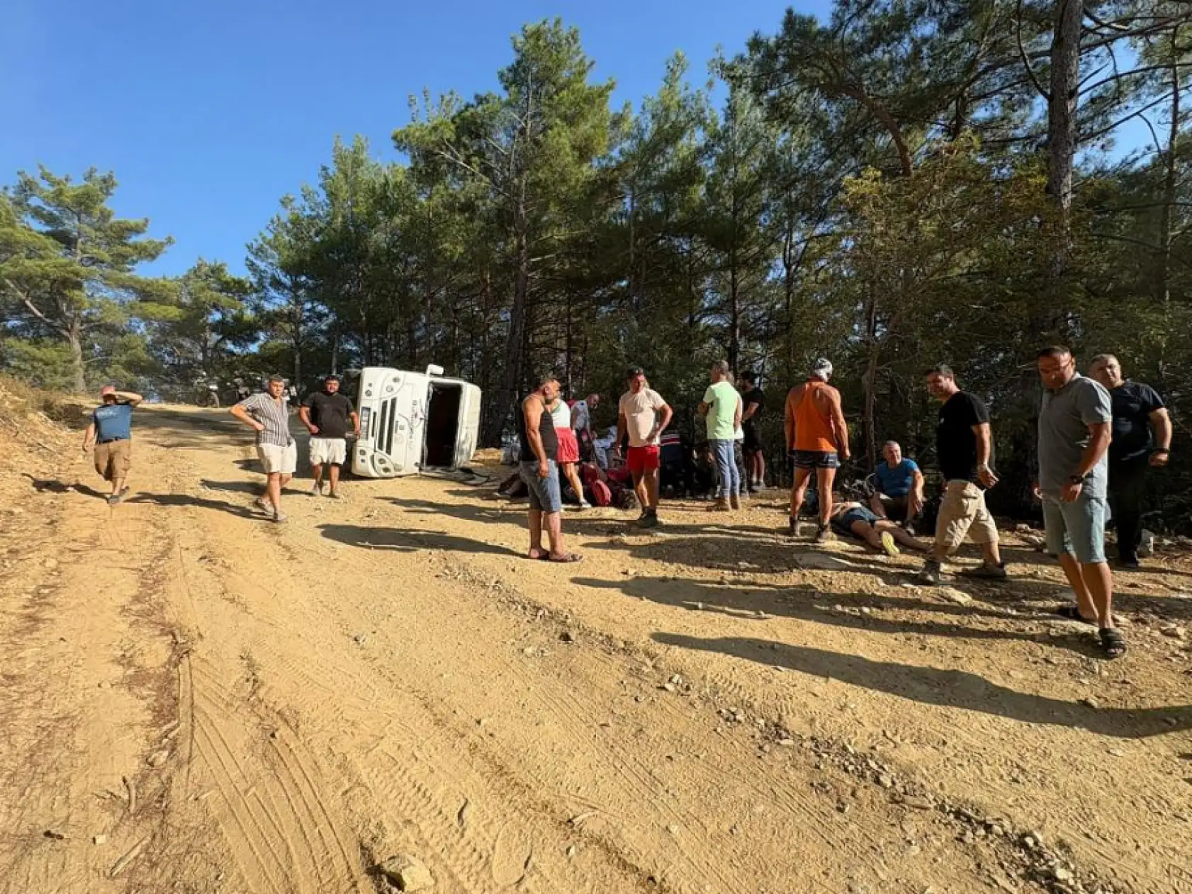 Tur Minibüsü Devrildi: 11 Kişi Yaralandı