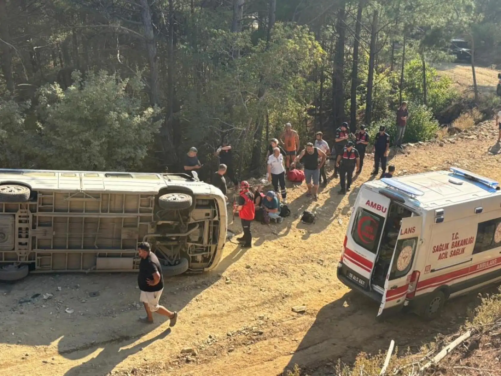Tur Minibüsü Devrildi: 11 Kişi Yaralandı