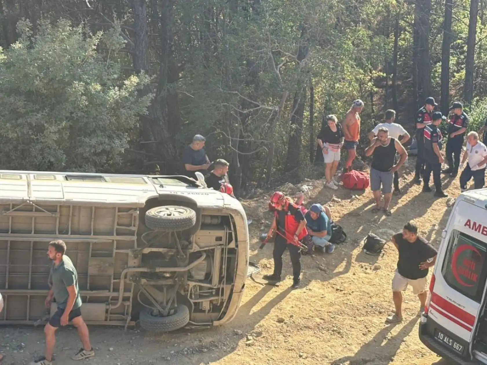 Tur Minibüsü Devrildi: 11 Kişi Yaralandı