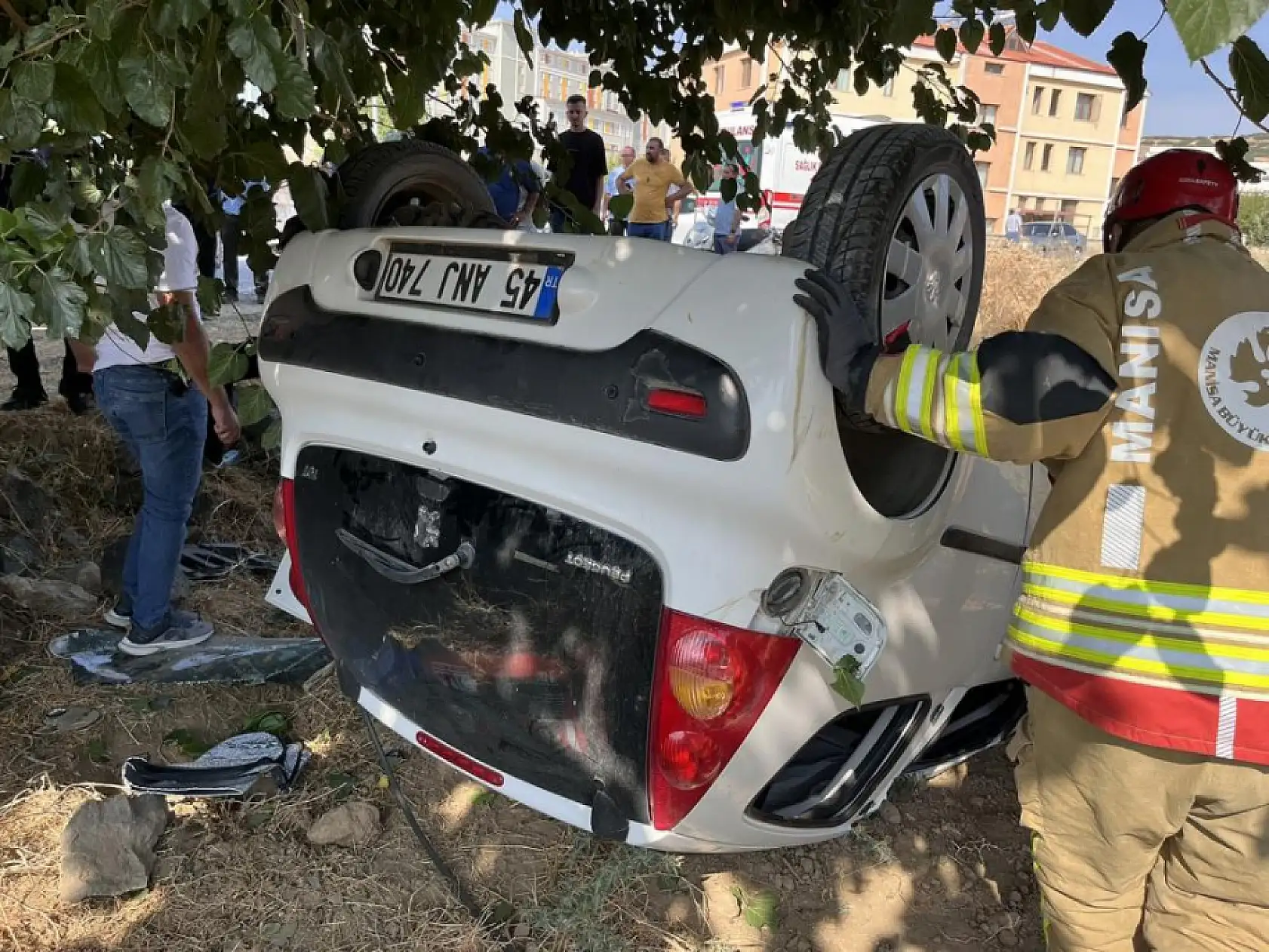Otomobil tarlaya uçtu, sürücü ve torunu hafif yaralandı