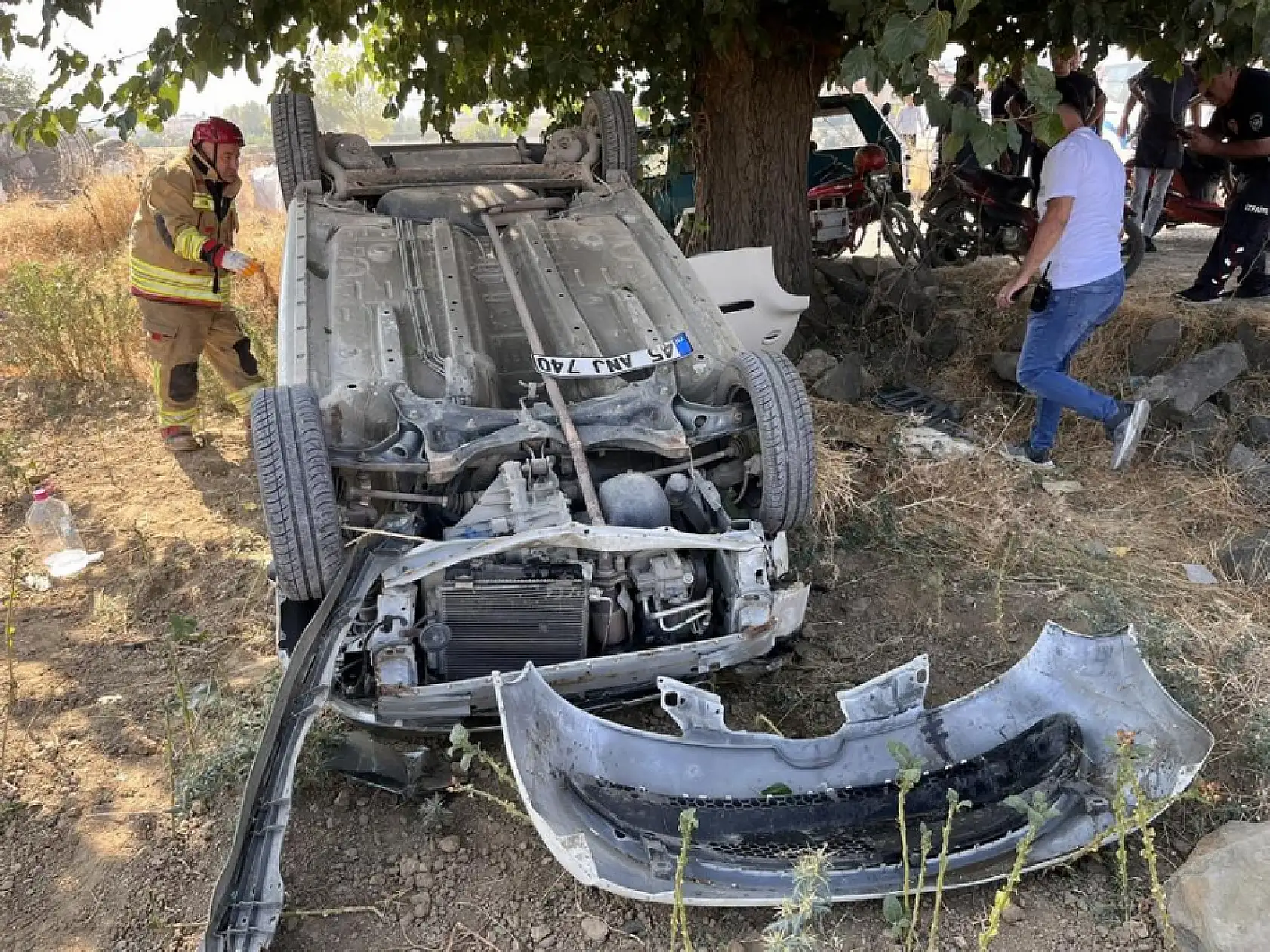Otomobil tarlaya uçtu, sürücü ve torunu hafif yaralandı