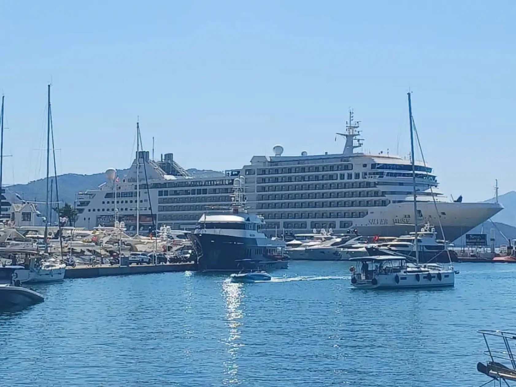 Marmaris Limanı'na iki kruvaziyer gemi demir attı