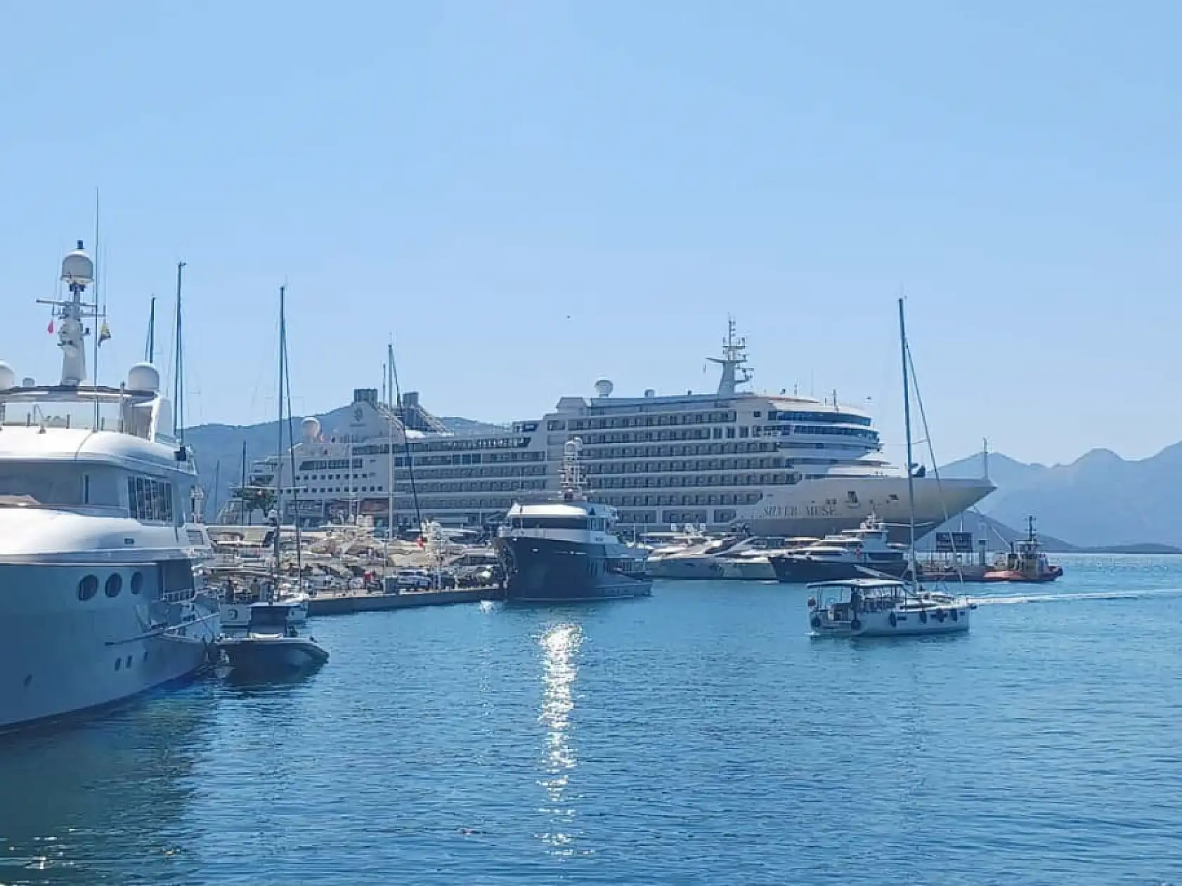 Marmaris Limanı'na iki kruvaziyer gemi demir attı