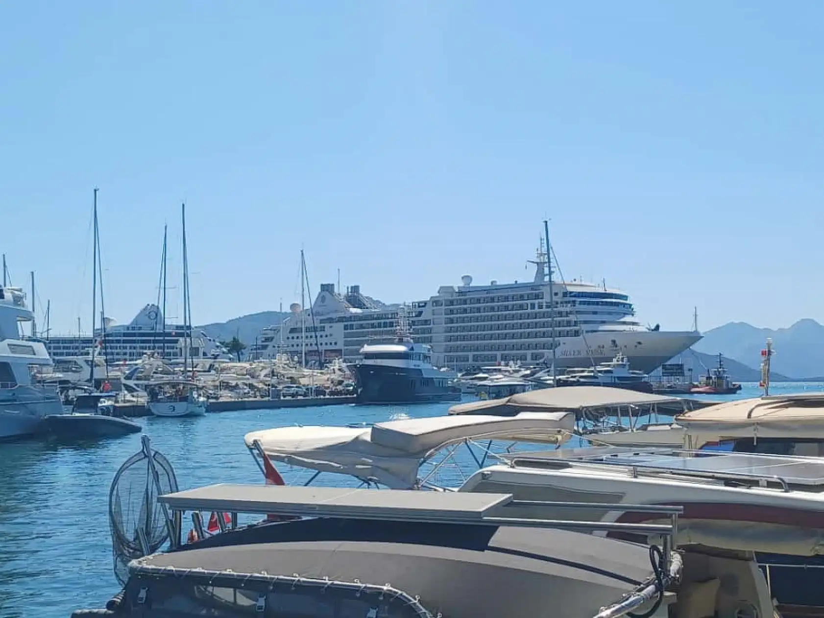 Marmaris Limanı'na iki kruvaziyer gemi demir attı