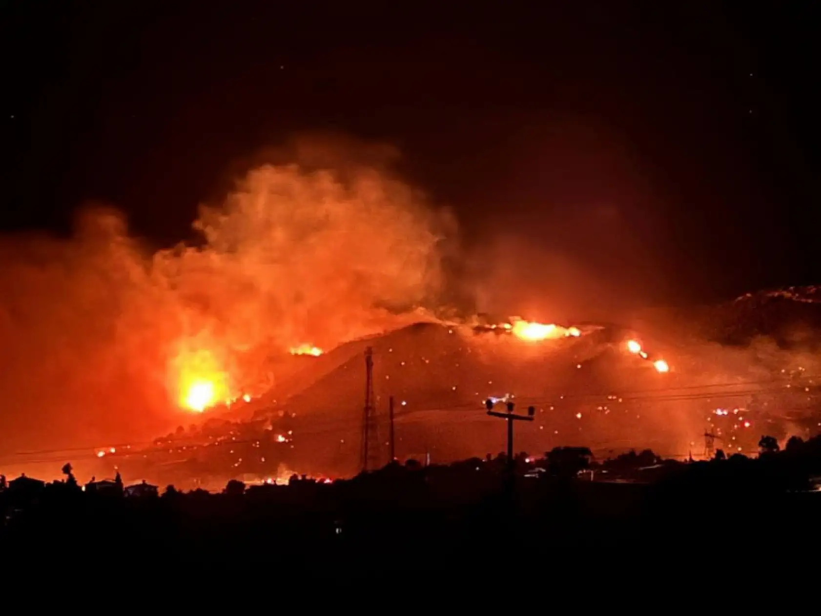 Antalya, bir gecede 2 ilçedeki 5 ayrı noktada yangınla mücadele etti