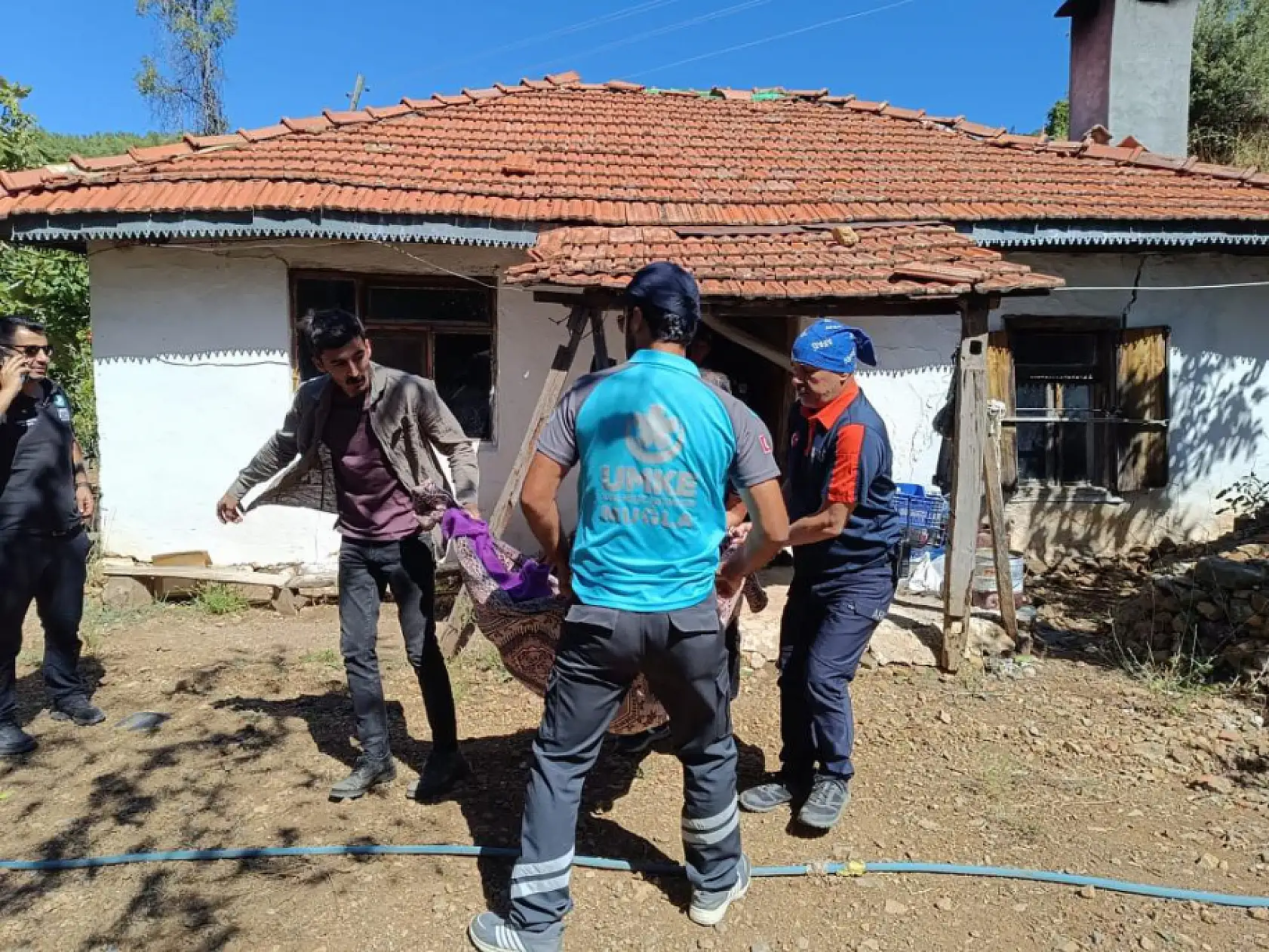 Köyceğiz'de AFAD ve UMKE ekipleri yaşlı vatandaşları tahliye etti