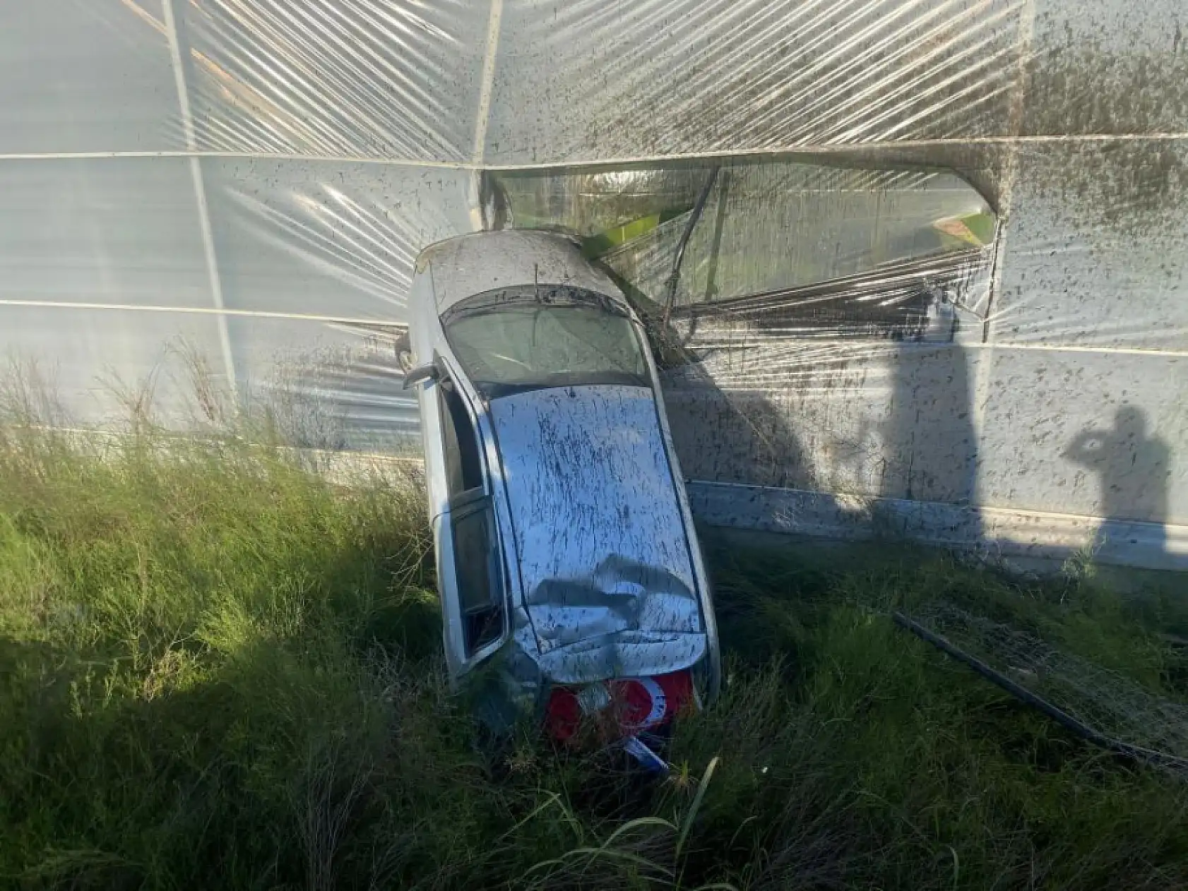 Direksiyon Hakimiyetini Kaybeden Sürücü Muz Serasına Girdi