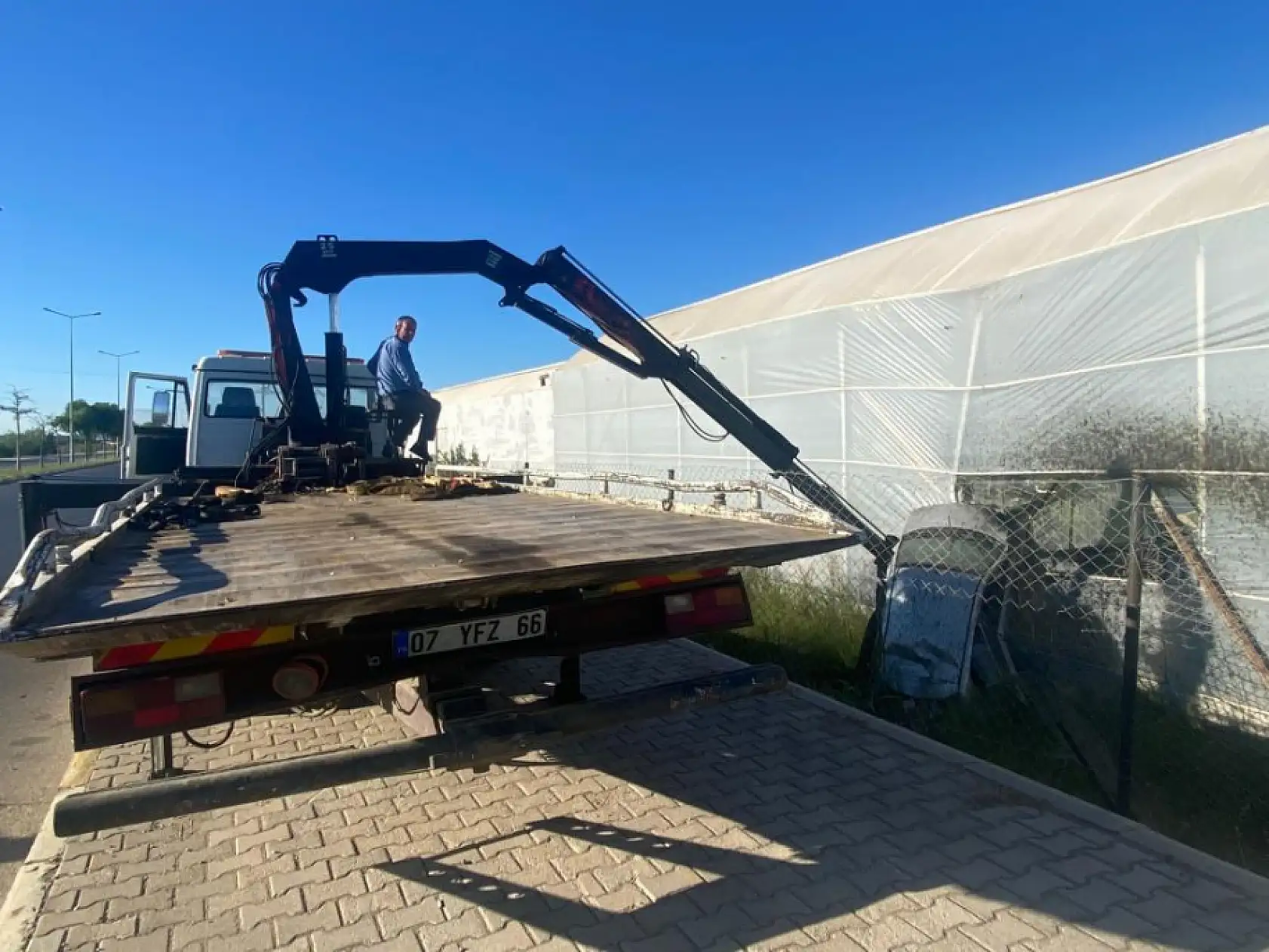 Direksiyon Hakimiyetini Kaybeden Sürücü Muz Serasına Girdi