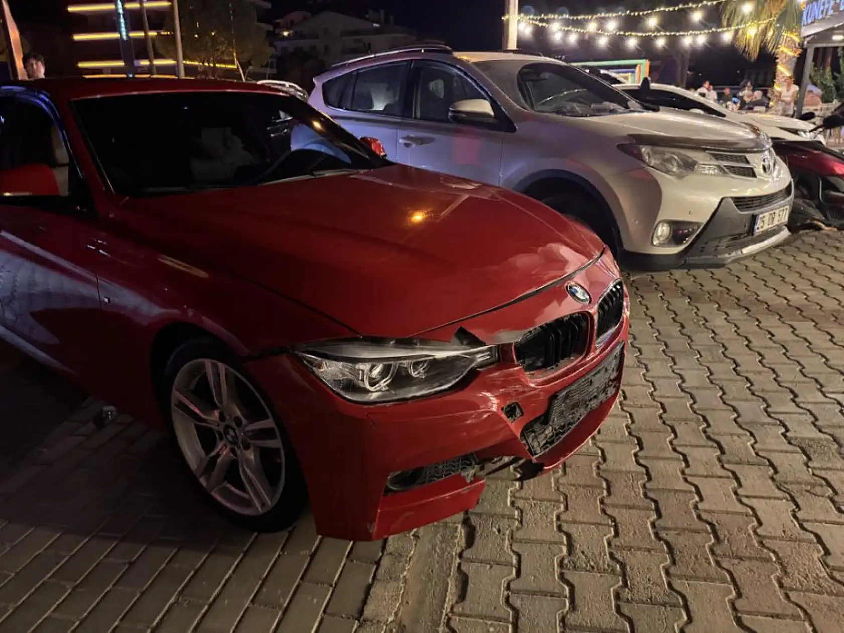 Otomobille çarpışan motosiklet sürücüsü kaldırıma savruldu: 1 yaralı