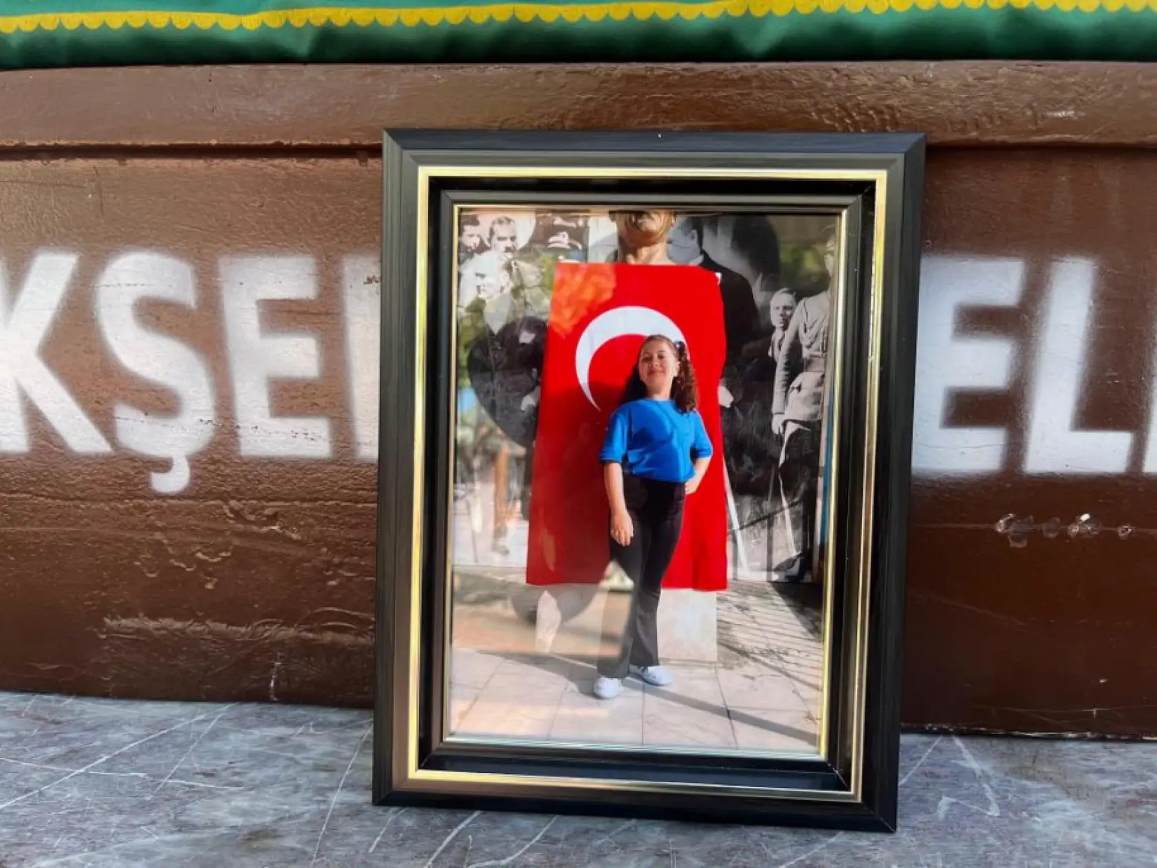 Asansörden düşen koltuğun altında kalan küçük kız son yolculuğuna uğurlandı