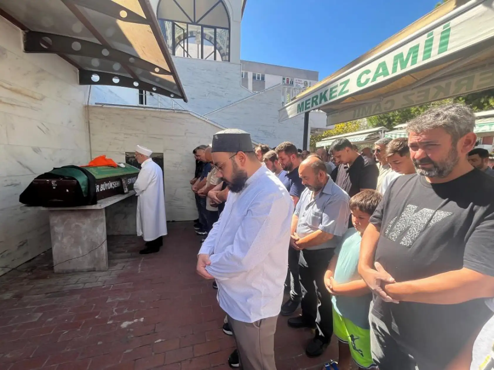 Asansörden düşen koltuğun altında kalan küçük kız son yolculuğuna uğurlandı