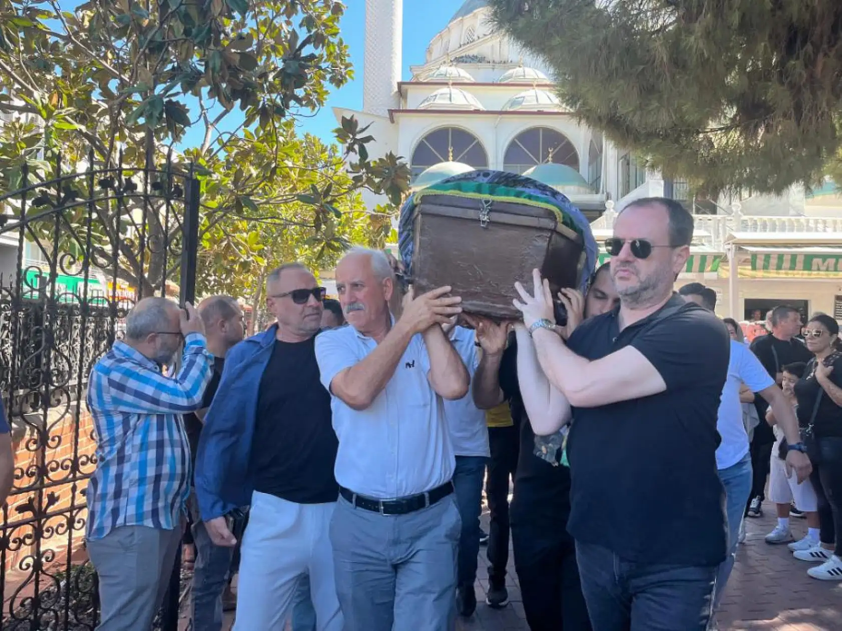 Asansörden düşen koltuğun altında kalan küçük kız son yolculuğuna uğurlandı