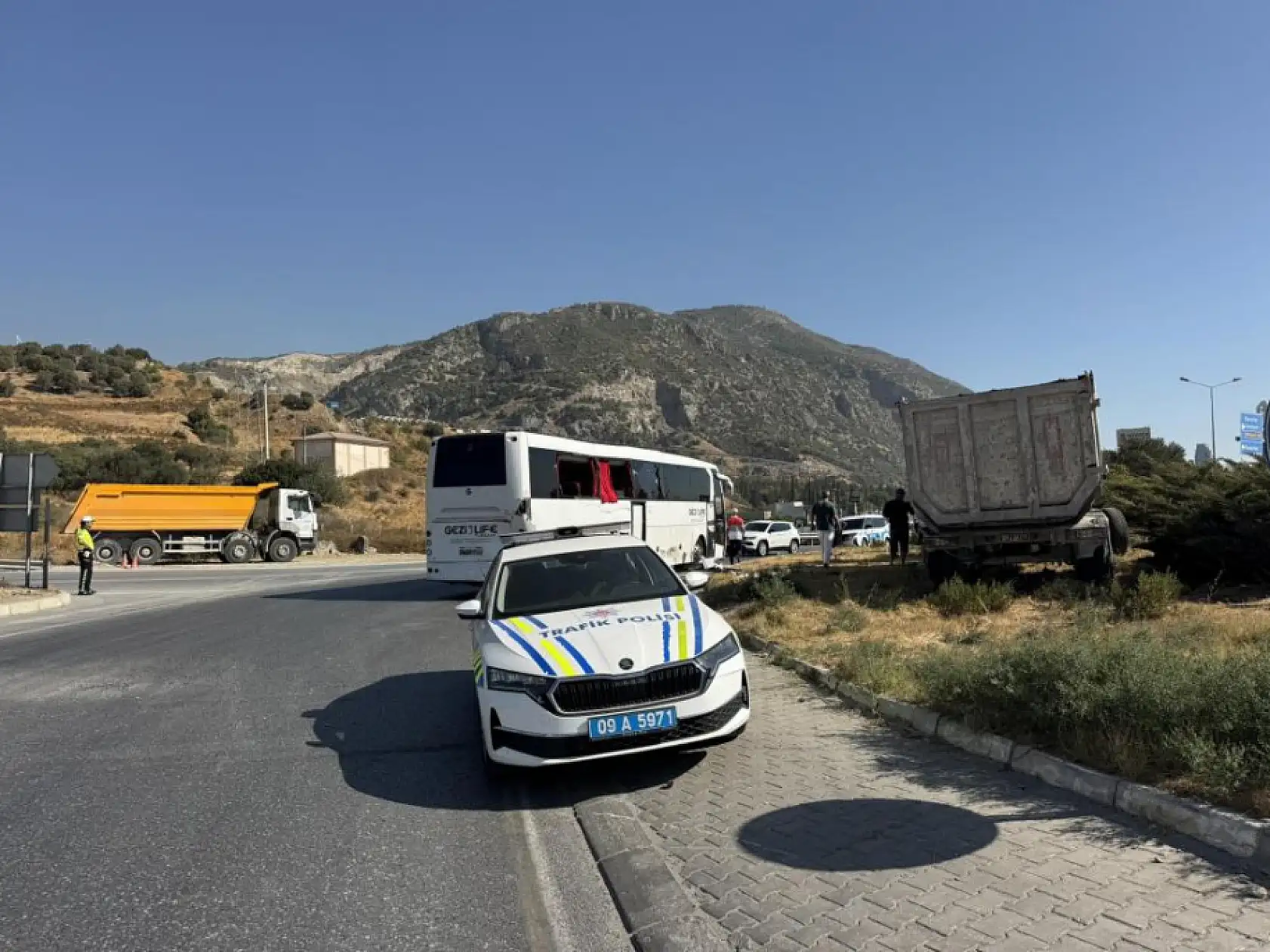 Söke-Kuşadası Yolu'nda tırın çarptığı gezi otobüsünde 6 kişi yaralandı