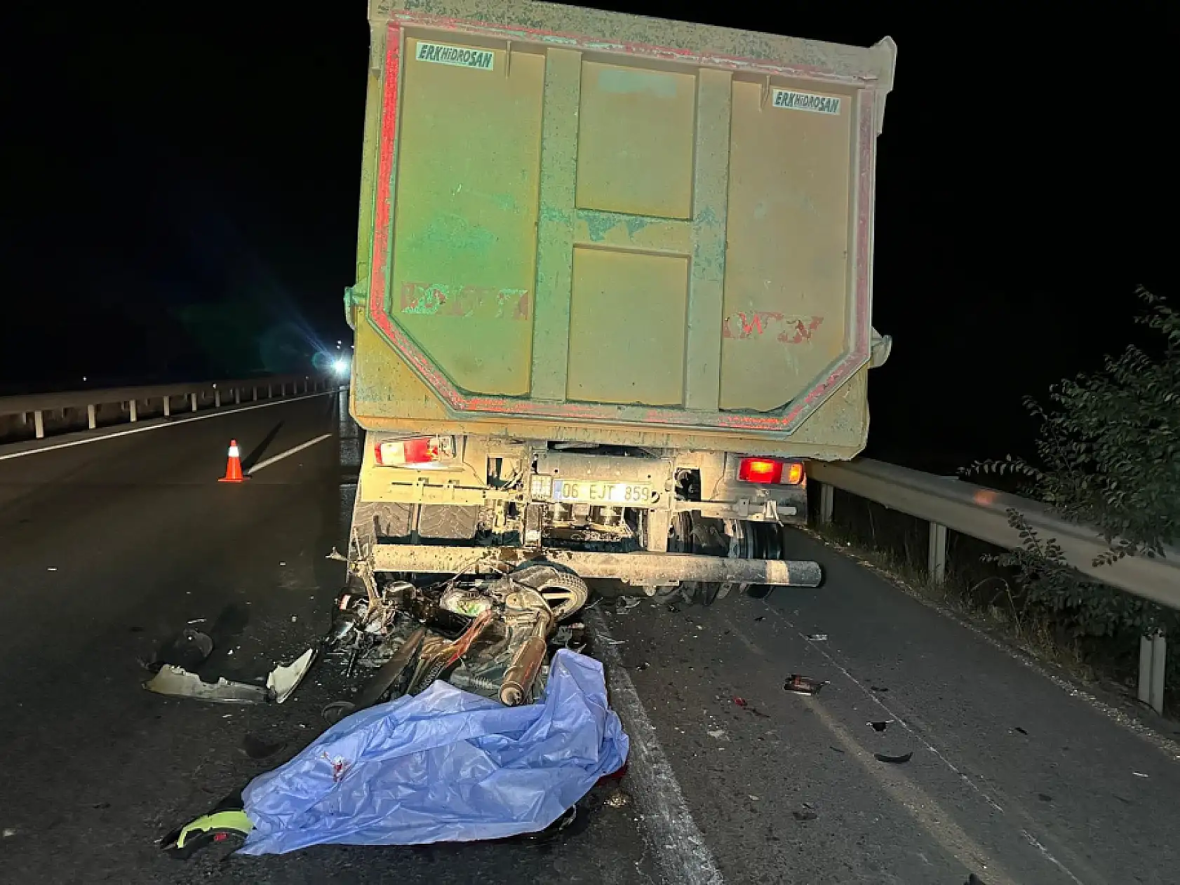 Motosiklet sürücüsü kamyona arkadan çarptı: 1 ölü