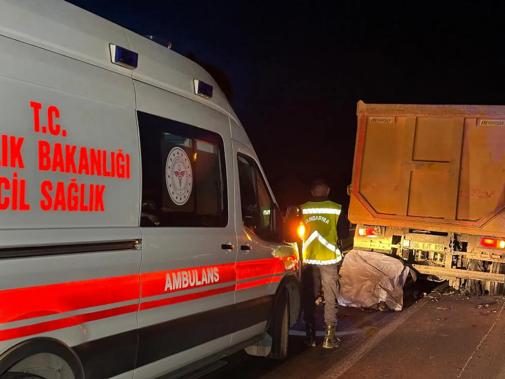 Motosiklet sürücüsü kamyona arkadan çarptı: 1 ölü