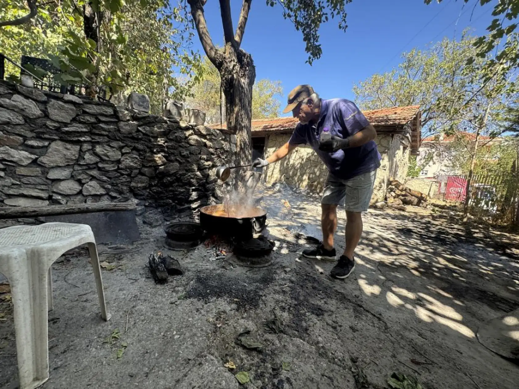 50 kiloluk kazanlarda 1 litre külle kaynatılıyor, kilosu 500 liradan satılıyor