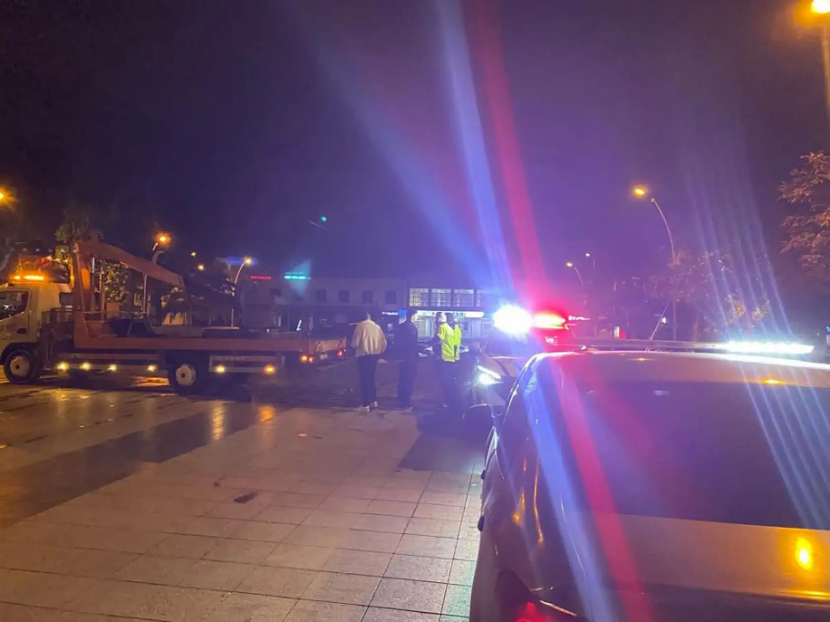 Aracıyla süs havuzuna girdi: Alkollü sürücü navigasyonu suçladı