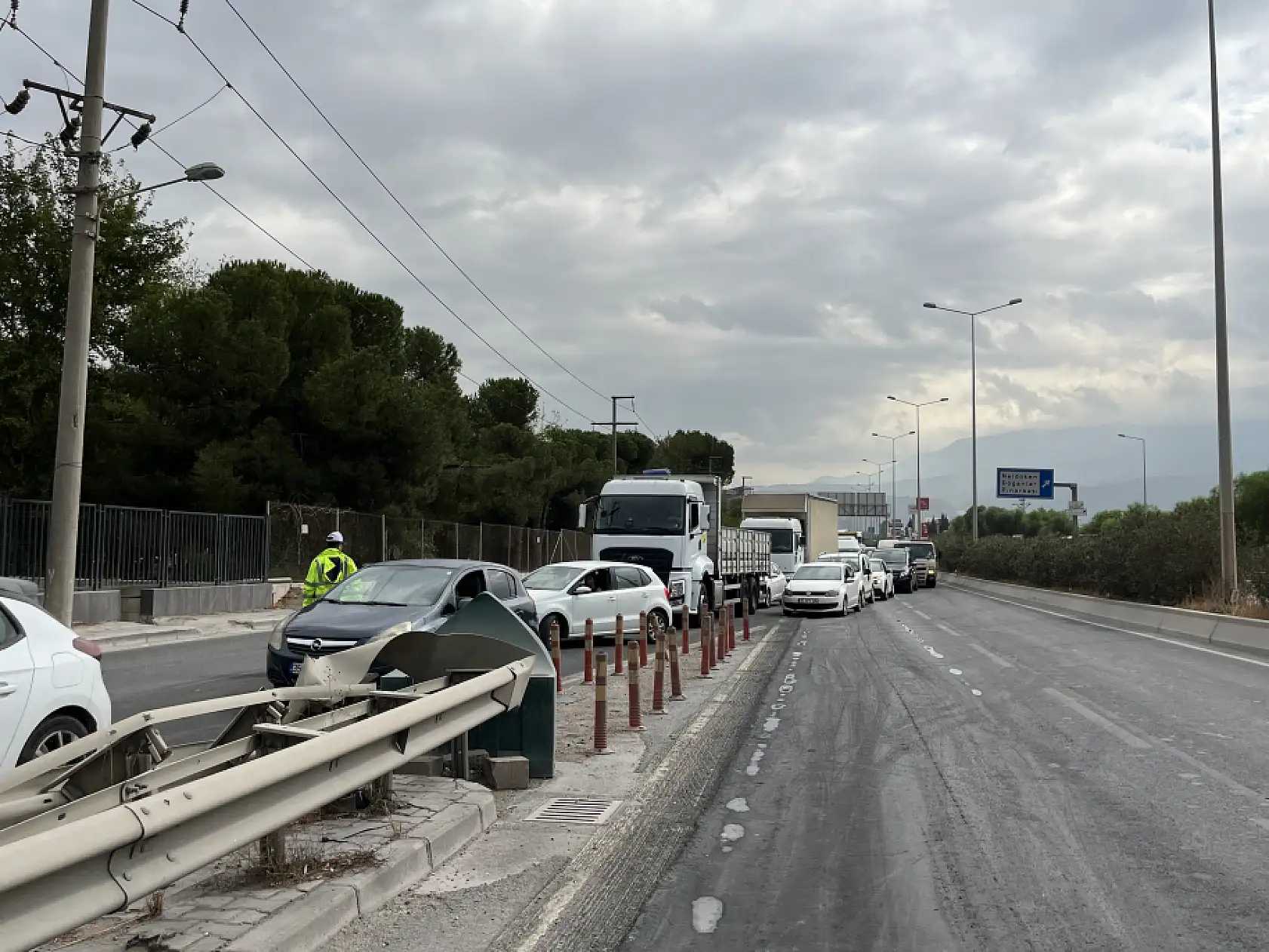 Tır devrildi, kupası viyadükte asılı kaldı