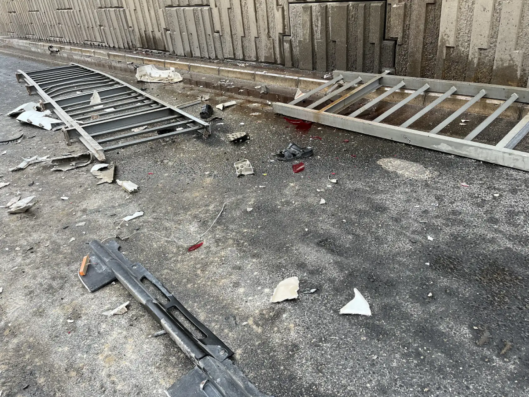 Tır devrildi, kupası viyadükte asılı kaldı