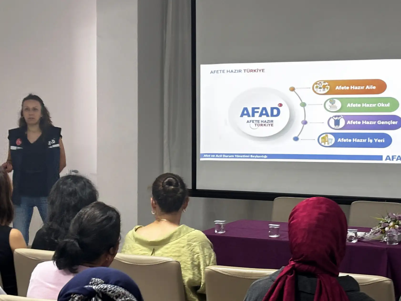 AFAD, KYK yurtlarında afet eğitimi ve deprem tatbikatı gerçekleştirildi