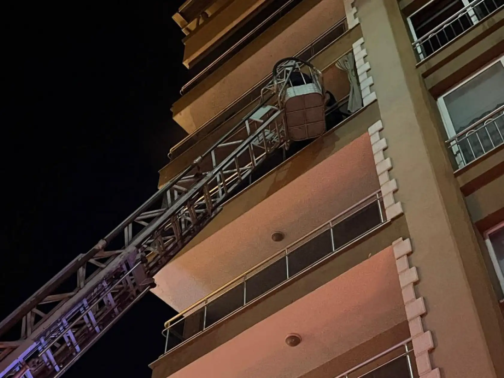 Apartmanda Korkutan Yangın! Vatandaşlar Panikle Sokağa Döküldü