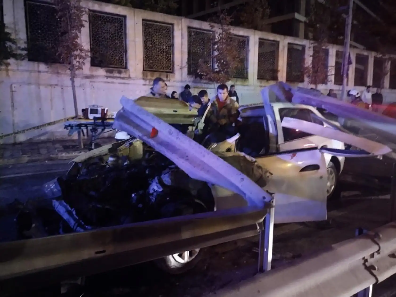 Gece yarısı feci kaza: 1 kişi yaşamını yitirdi, sürücü ağır yaralı