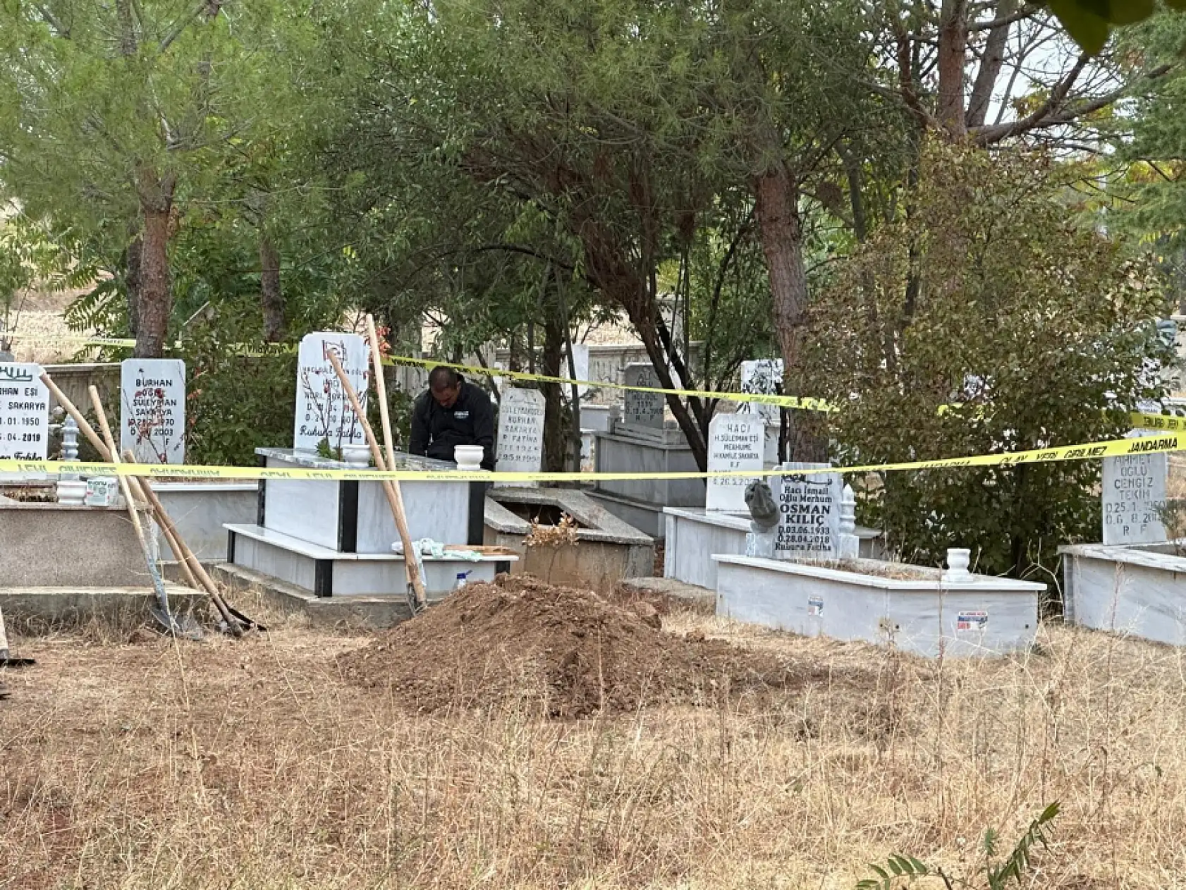 İki cenaze karıştı: Yanlış defin sonrası mezar açıldı