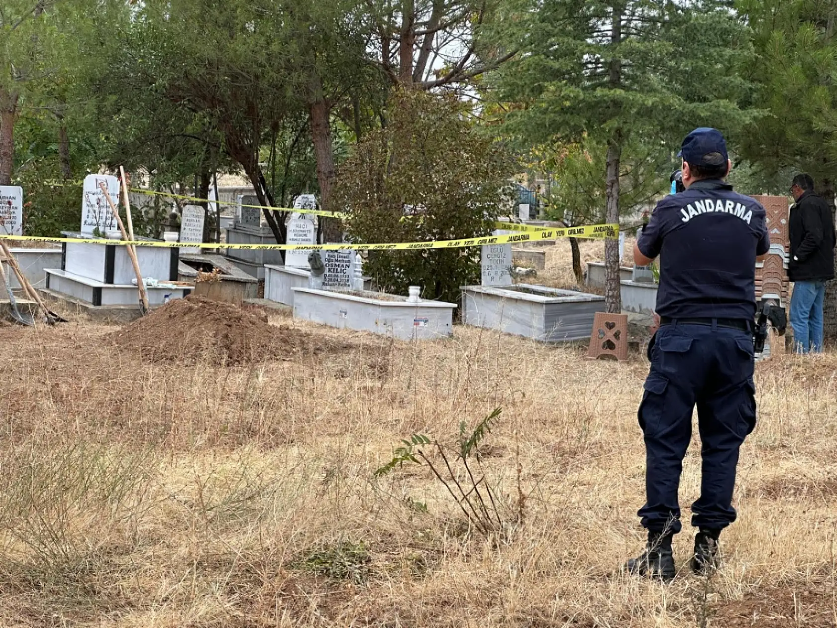 İki cenaze karıştı: Yanlış defin sonrası mezar açıldı