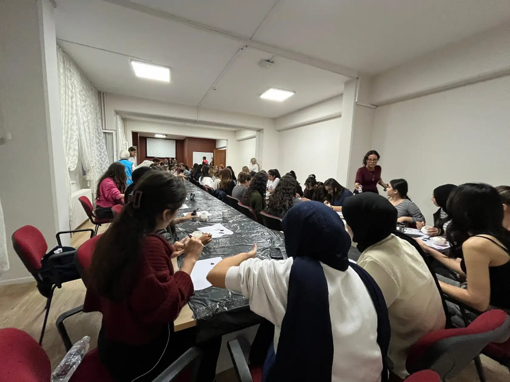 Muğla'da gençlerden yurt öğrencilerine seramik atölyesi