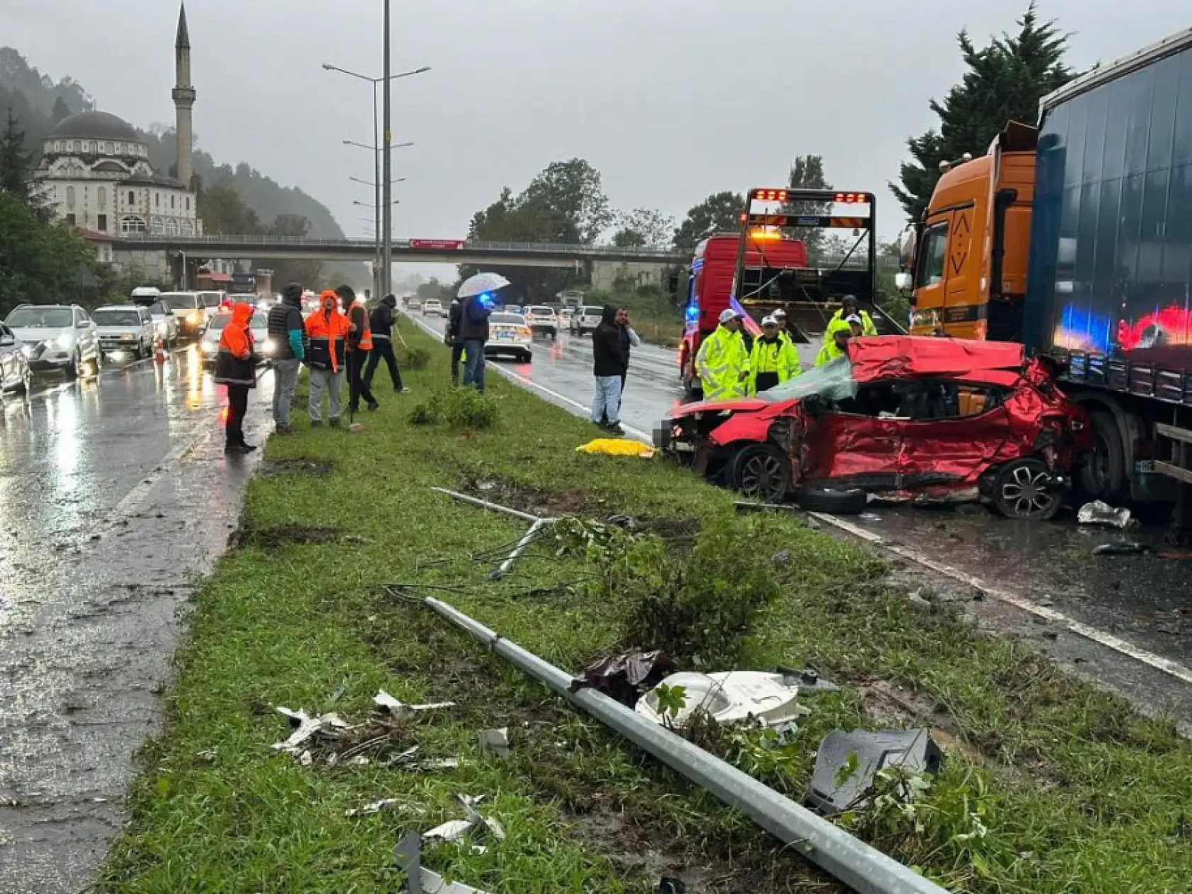 Feci kaza: Otomobil tırın dorsesine çarptı, 3 kişi hayatını kaybetti