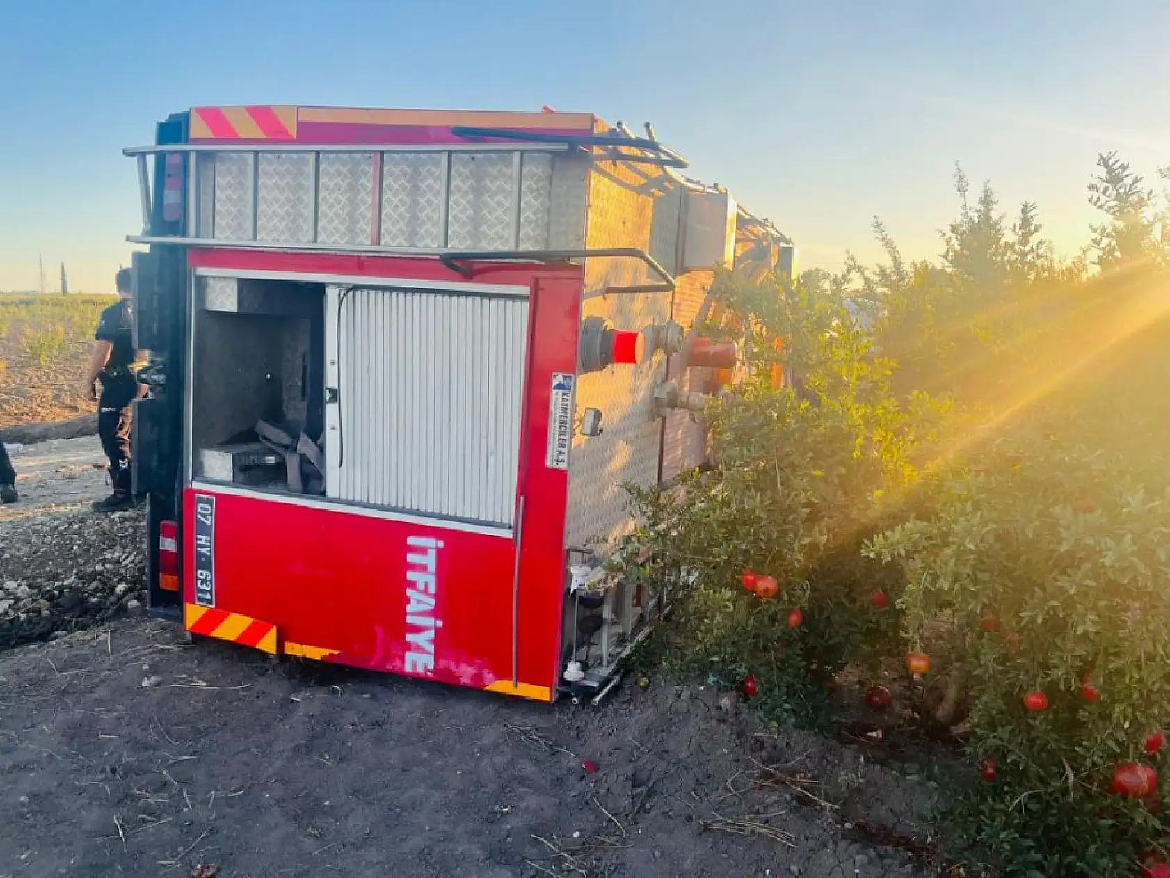 Yangına giden itfaiye aracı devrildi: 2 yaralı