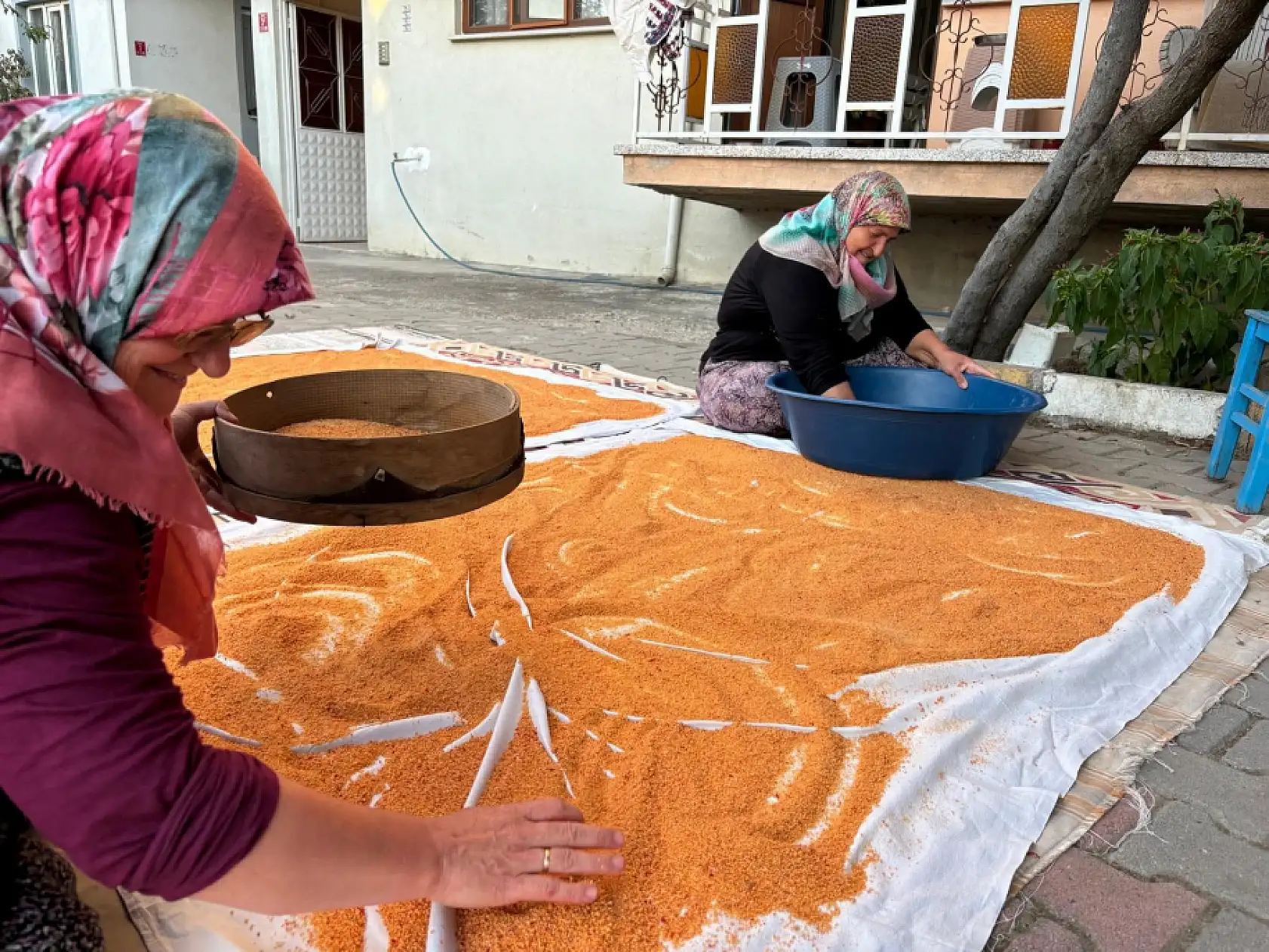 Kadınlar imece usulüyle kışa hazırlanıyor