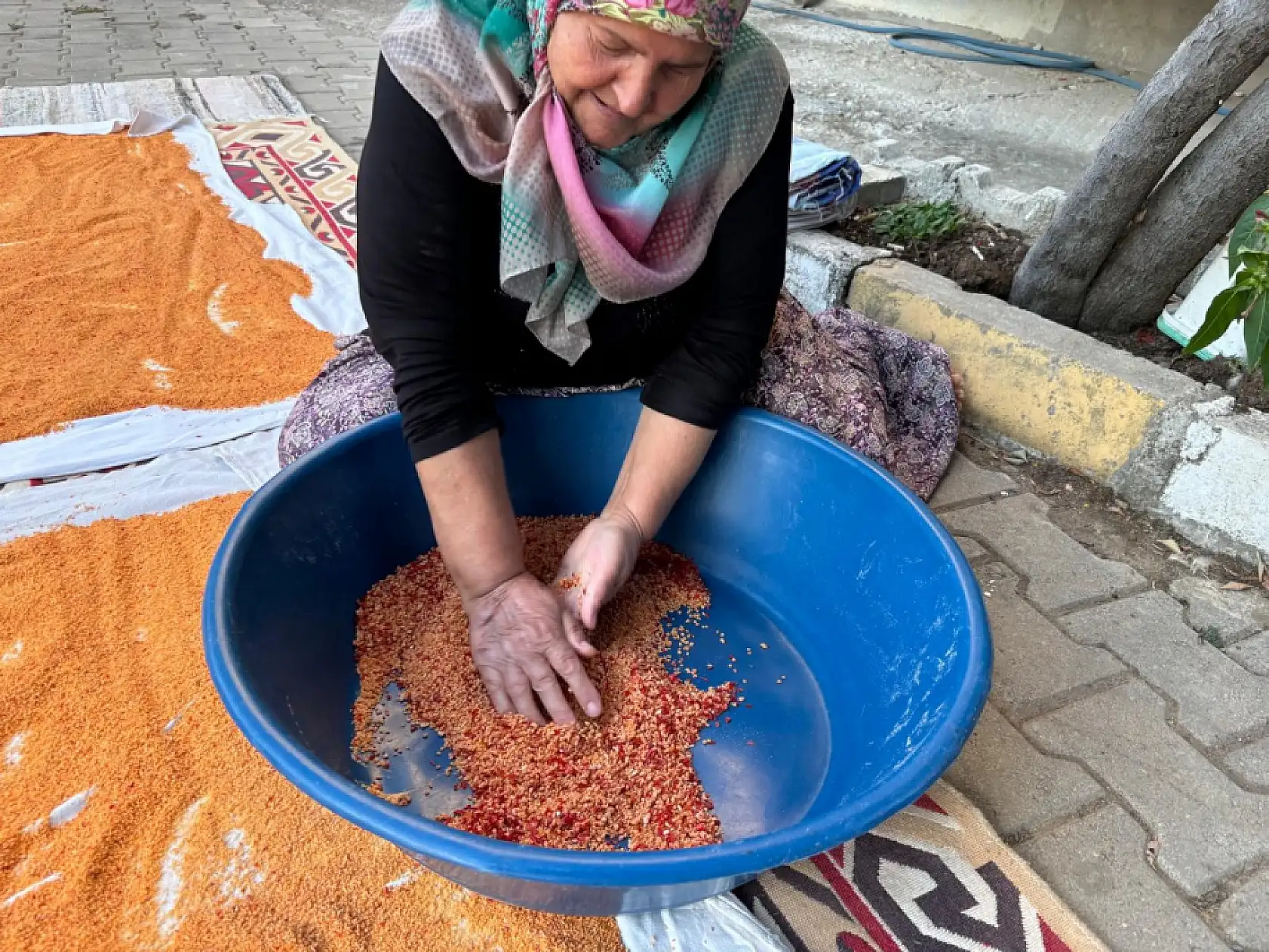 Kadınlar imece usulüyle kışa hazırlanıyor