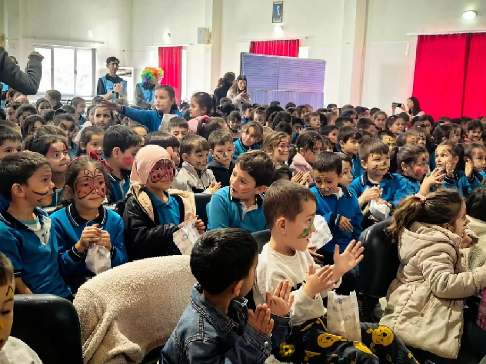 Kavaklıdere'de gönüllü gençlerden miniklere tiyatro keyfi