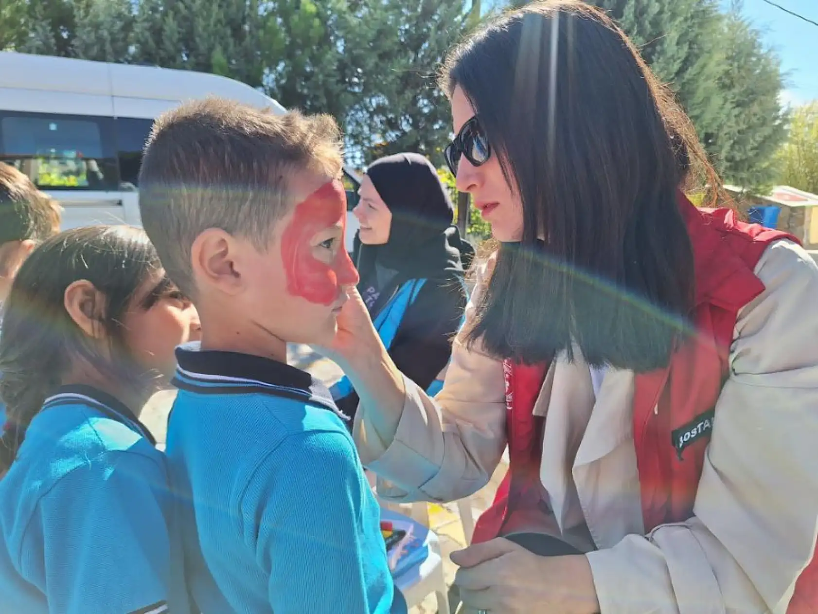 Kavaklıdere'de gönüllü gençlerden miniklere tiyatro keyfi