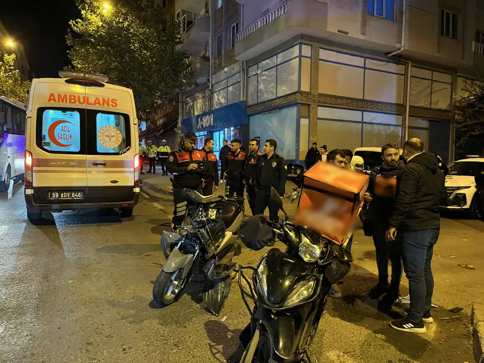 Bıçaklı yaralama olayına karışan motosikletli şüpheliler polisten kaçarken kaza yaptı: 3 yaralı