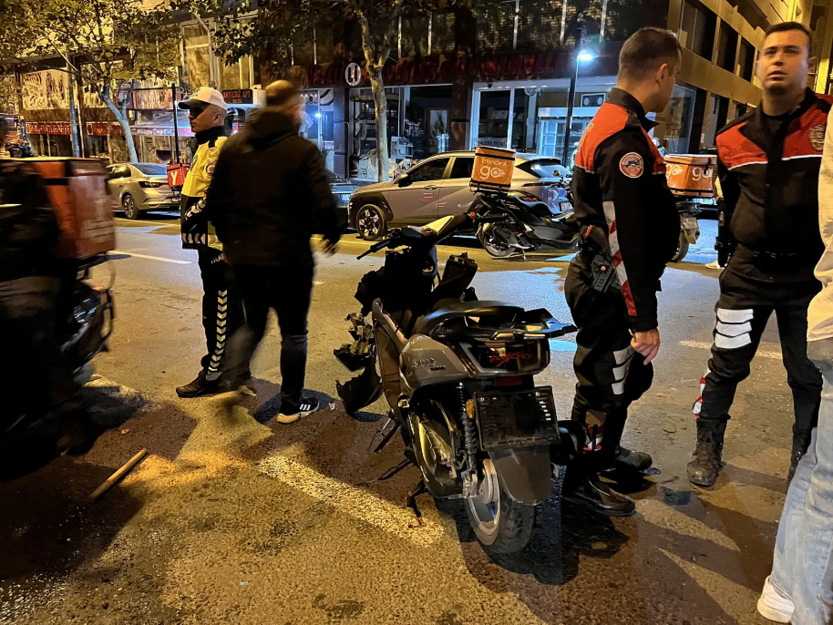 Bıçaklı yaralama olayına karışan motosikletli şüpheliler polisten kaçarken kaza yaptı: 3 yaralı